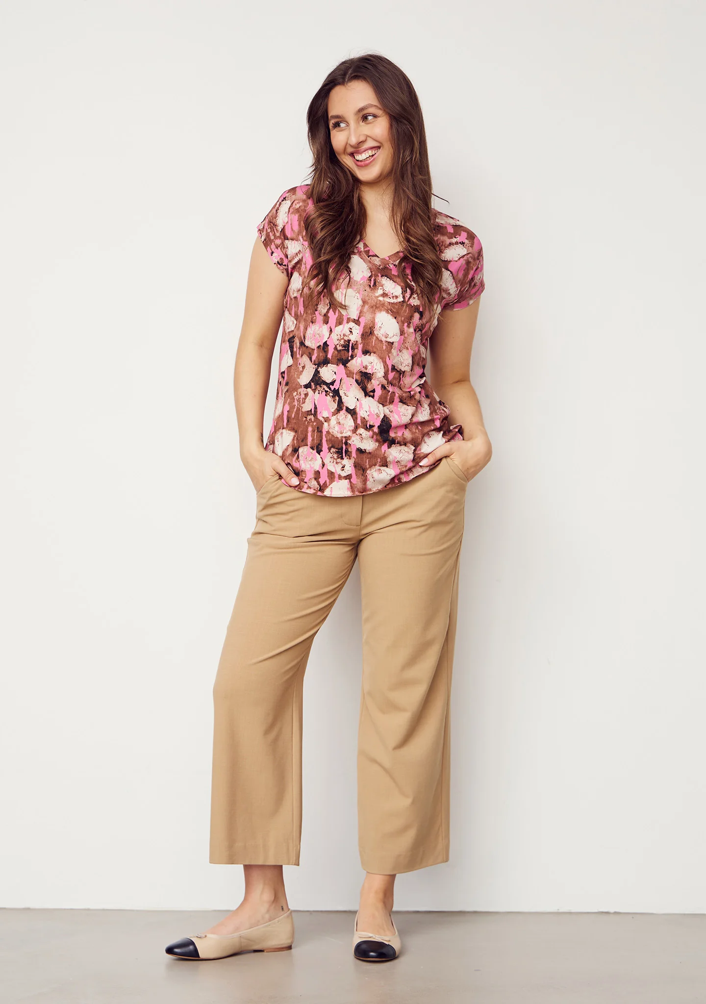 Louis Printed V-Neck T-Shirt - Luxury Camel w/Pink - Image 3
