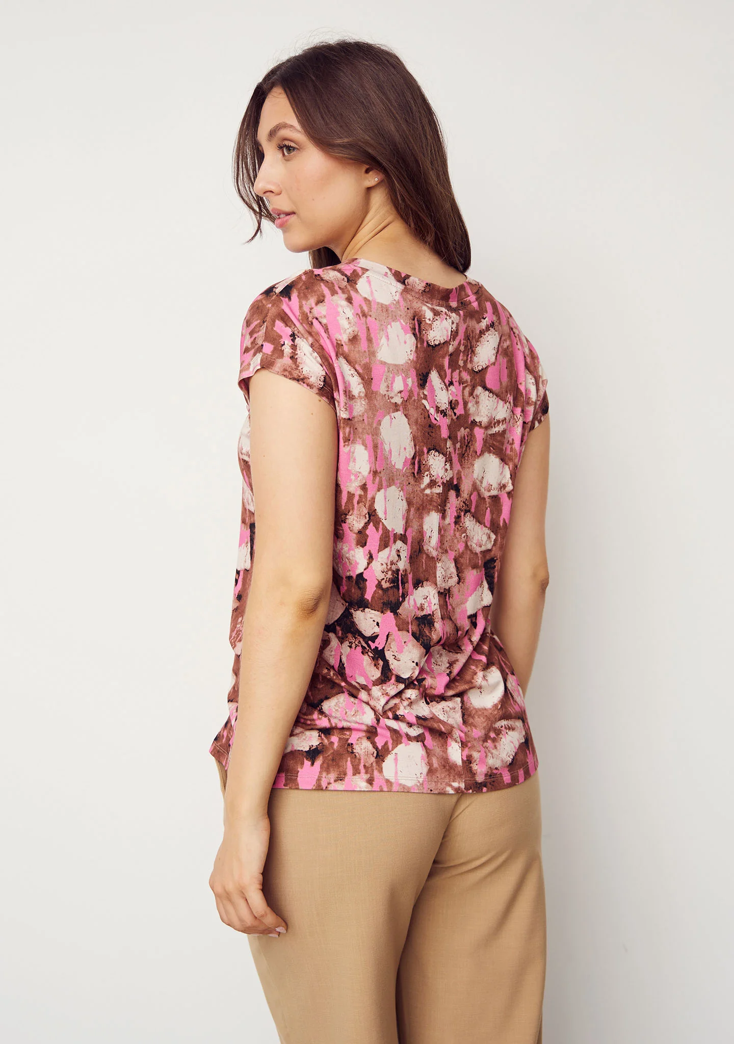 Louis Printed V-Neck T-Shirt - Luxury Camel w/Pink - Image 4