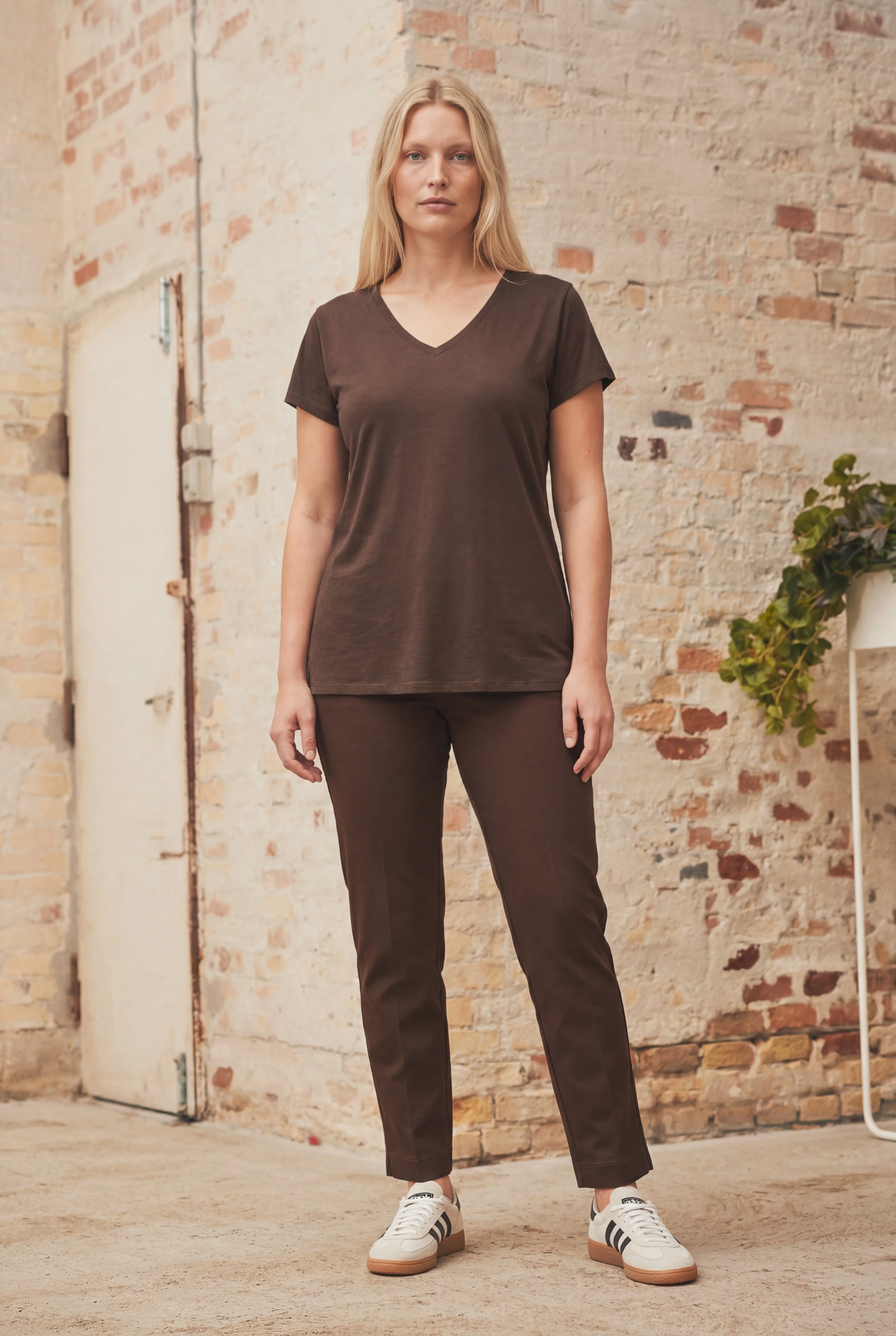 Nugga V-Neck T-Shirt - Dark brown - Image 5