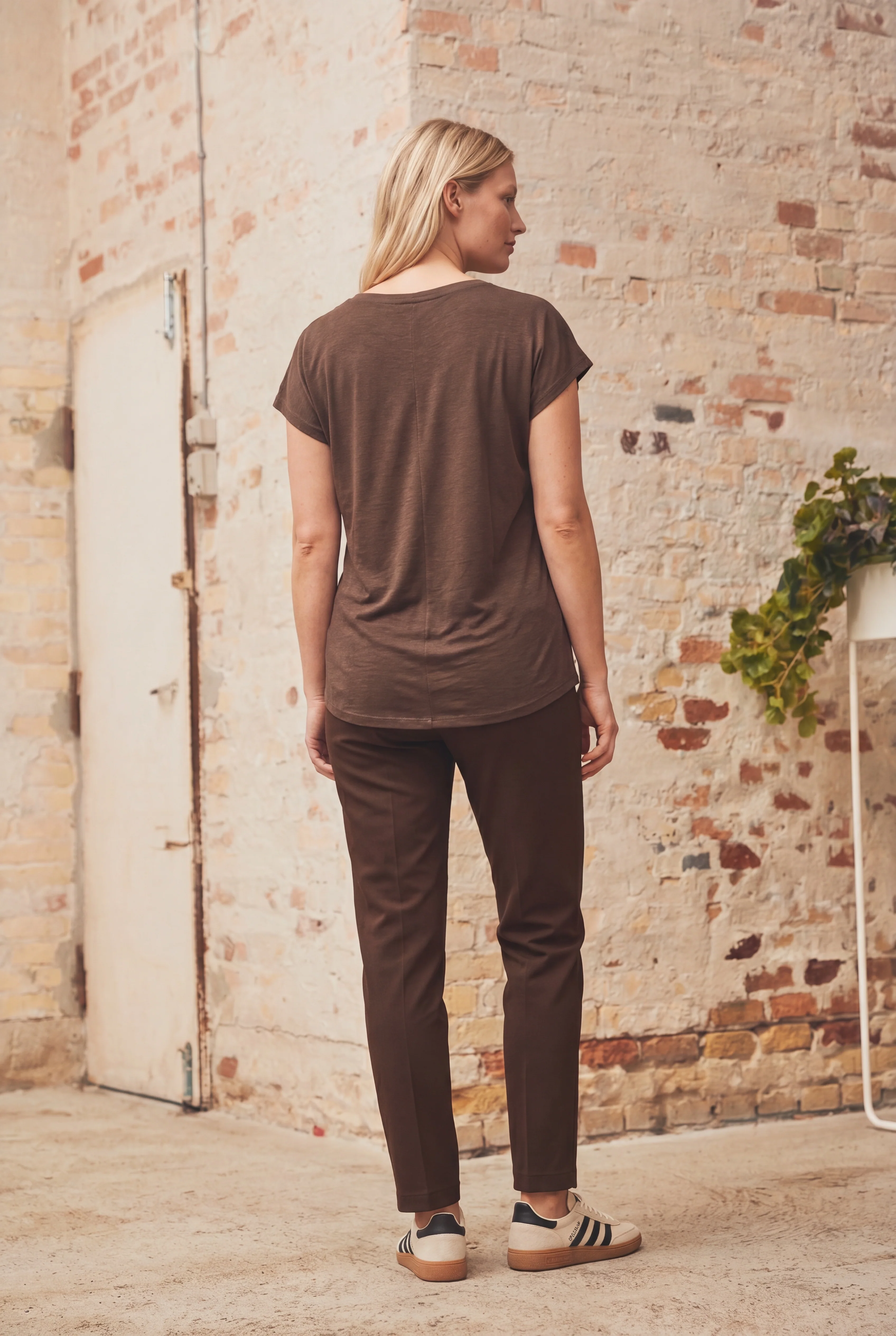 Nugga V-Neck T-Shirt - Dark brown - Image 6