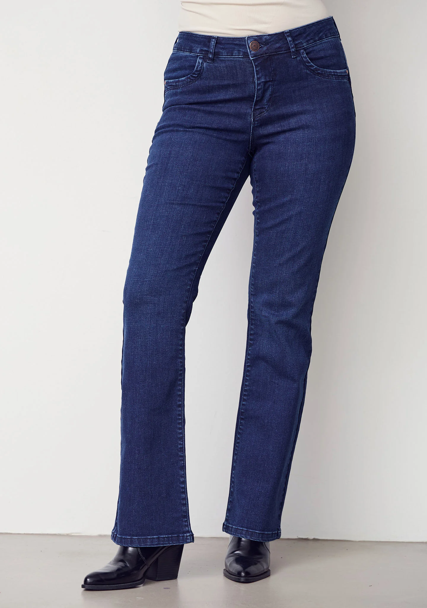 Verona Flare Jeans - Dark Basic Wash - Image 2